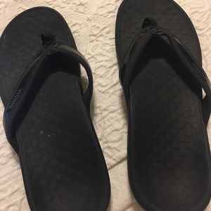 Vionic black flip flops size 8